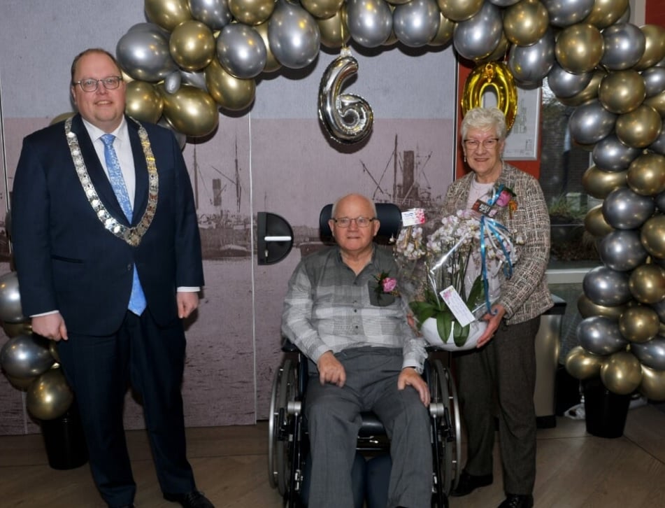 Westeremden Ben Visser van de gemeente Eemsdelta heeft donderdagmiddag het Westeremder echtpaar Willem en Thea Smit-Schoonveld gefeliciteerd met hun 60-jarig huwelijk. Dat vond plaats in Vliethoven in Delfzijl waar Willem momenteel wordt verpleegd.
