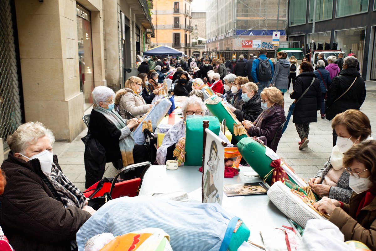 BarnaCentre's tweet photo. El so dels #boixets omple l'avda Portal de l'Àngel i el C/ dels Arcs amb motiu de la tradicional trobada de #puntaires per Santa Eulàlia al #gòtic. Impossible no sentir fascinació i reverència cap aquestes mans sàvies. https://t.co/Jqtj8MJNGs