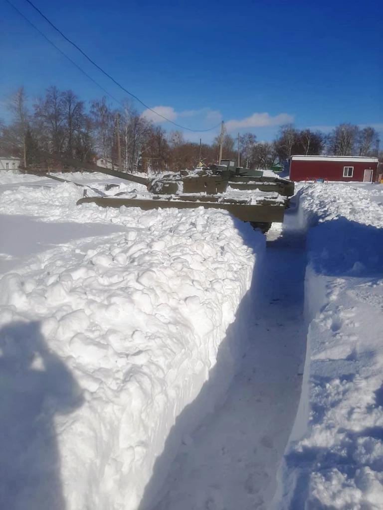 Сегодня на территории «Музея под открытым небом» прошла акция по очистке памятников военной техники от снега.