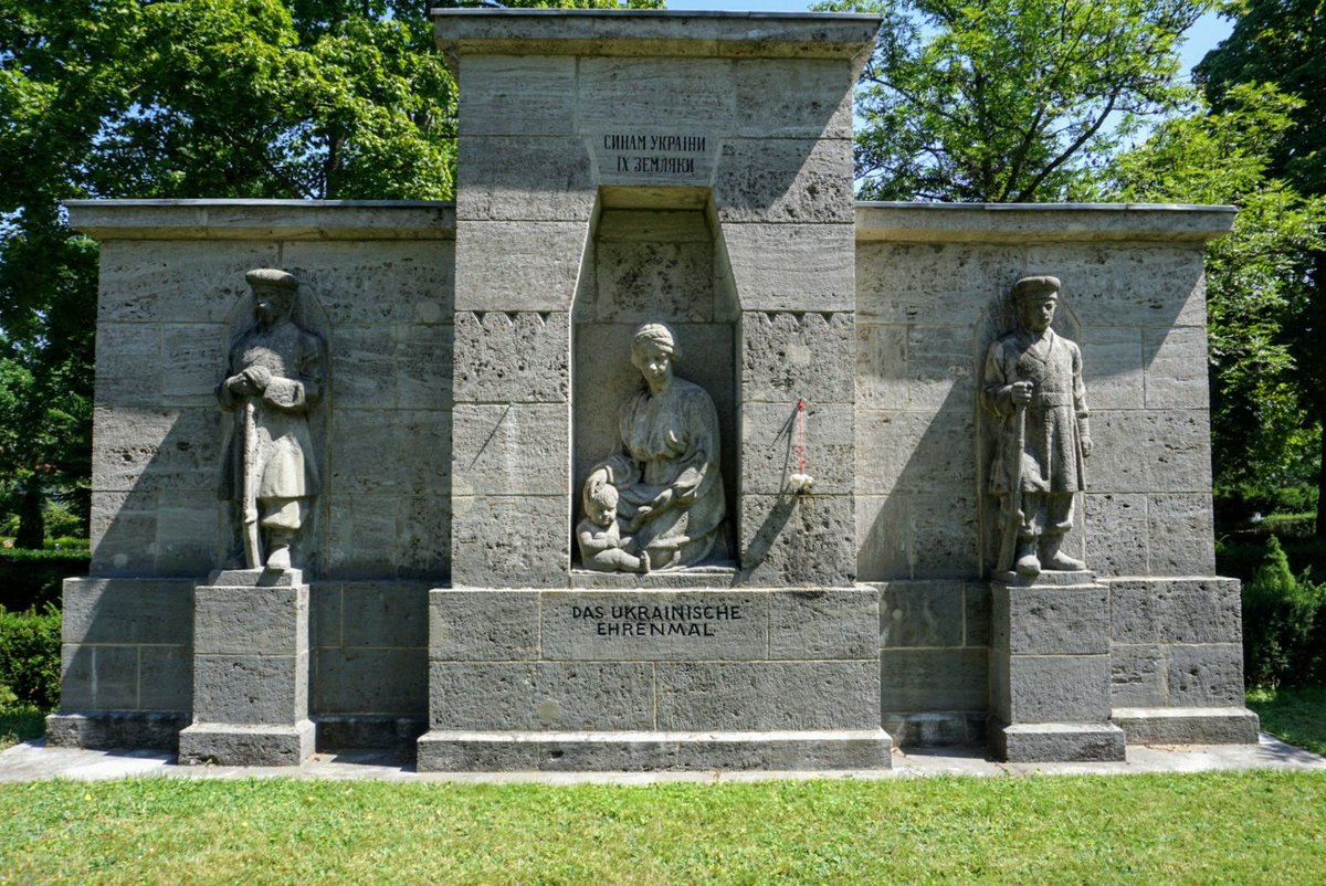 JayWithDee's tweet photo. Kleine Erinnerung, das es auch im #Südwesten und im #badischen eine Verbindung zur #Ukraine gibt.

#Rastatt Ehrendenkmal https://t.co/7kRgZJYIBl
