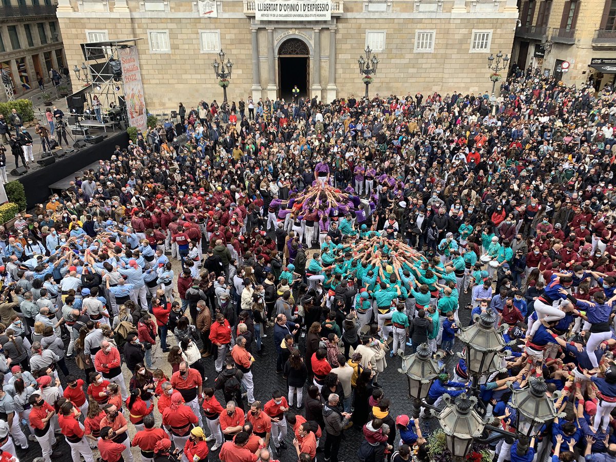 JordiMartiGrau's tweet photo. Matí de Santa Eulàlia, per fi la plaça plena de castells! (El Portal de l’Angel de puntaires!) https://t.co/LaNzApguaG