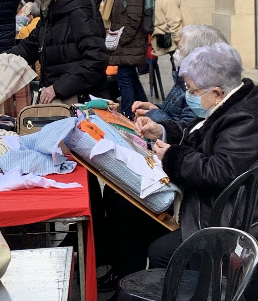 Matí de Santa Eulàlia, per fi la plaça plena de castells! (El Portal de l’Angel de puntaires!)