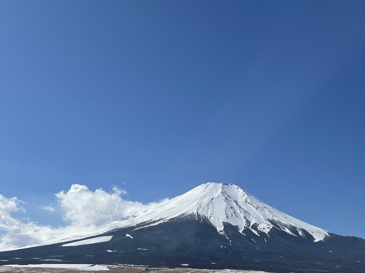 1010sauna's tweet photo. 先日の大雪の中、ホテルマウント富士に初めて行ってきたんです
サウナもオートロウリュも素晴らしい！
水風呂も2種類どちらもよい！
でも雪の中の外気浴なんて初めてで、久しぶりにぐるんぐるんの回転系整いしましたわ…
朝にはすっかり晴れて富士山も見れたし、また行きたいなー！ https://t.co/jGWdvkJwYh