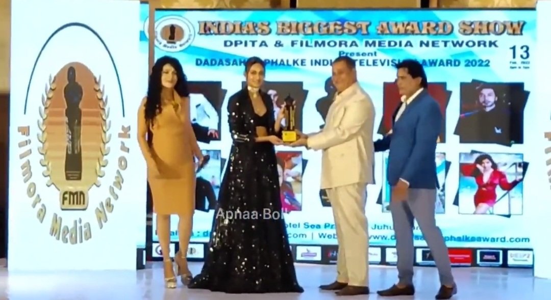 AK3Wonder's tweet photo. Winning #DadasahebPhalkeAwards2022 Best Actress Award for #KuchRangPyarKeAiseBhi is such an honour. Another feather in your cap, Erica.
Heartiest Congratulations. You have made us so proud
#EricaFernandes @IamEJF https://t.co/9YEfLY83F1