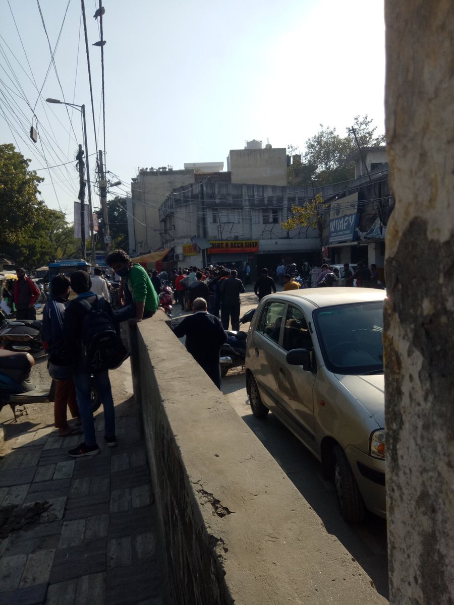 KaliaAjit's tweet photo. दिल्ली सरकार की विनाशकारी शराब नीति से दिल्ली बर्बाद । 12/2/22 को तिमारपुर की बी डी एस्टेट कालोनी मे शराब के ठेके के बाहर लगी लंबी कतार । सडक पर ट्रैफिक जाम । महिलायों का वहां से निकलना हुया मुश्किल । वाह रे केजरीवाल कर दी दिल्ली बेहाल। @ManojTiwariMP @adeshguptabjp @BJP4Delhi https://t.co/YdSiRZcDfl