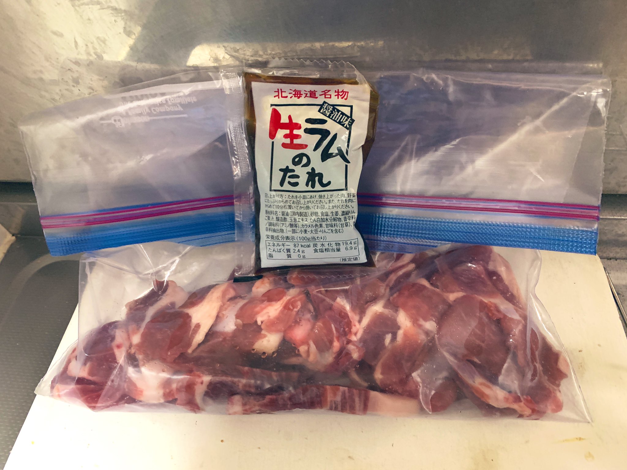 カツヤン少佐 健康診断6 30 いつものラム肉に付いてるソラチのたれをラム肉と豚肩ロースに一晩漬け込みスモーキン 量が多くて乗らず燻製すること3回転 ラム肉はちょっとパサついたけど 豚はめちゃウマ ホッカイコガネもウマシ イージースモーカー