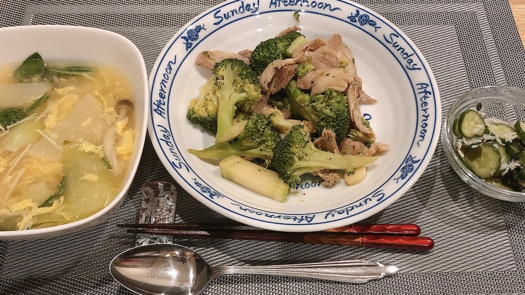 Yu Min 今日のゆうはん 豚肉とブロッコリーのガーリックバター醤油炒め 青梗菜と大根とキノコのスープ きゅうりとしらすの酢の物 またまたブロッコリー活 料理好きな人と繋がりたい おうちご飯 ブロッコリーレシピ T Co