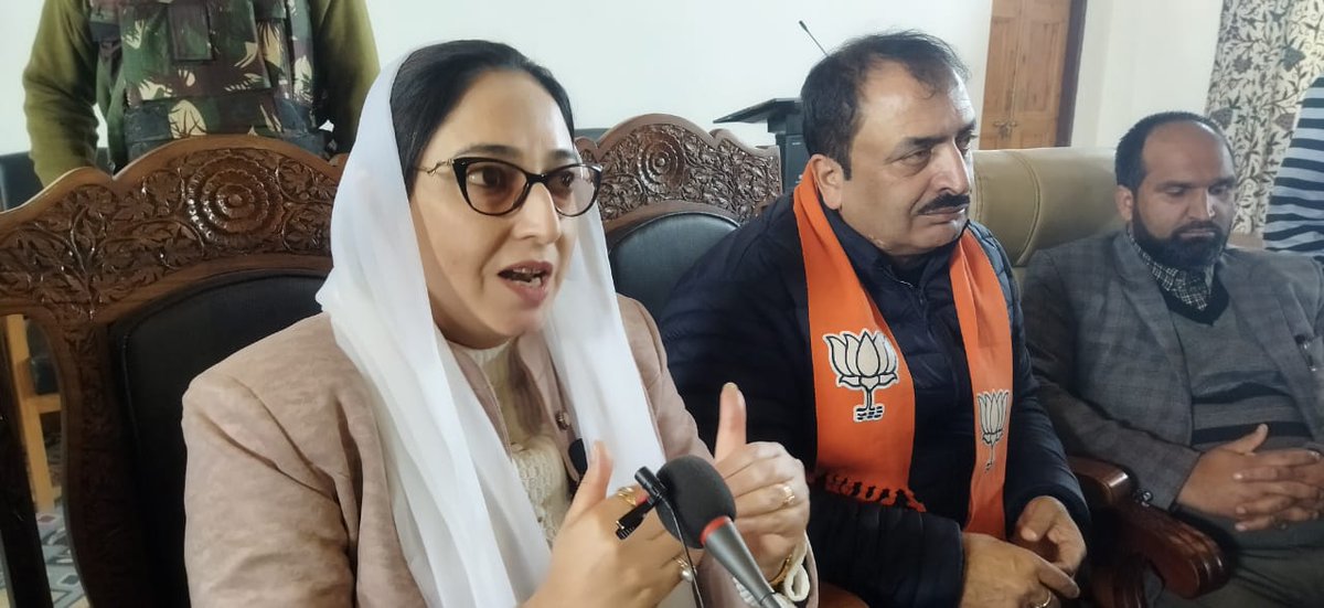 drdarakhshan's tweet photo. Press Conference at #Anantnag today:"New delimitation draft proposal is to create political equality between two regions of UT". 
@bjpwithkashmir @BJP4JnK @ImRavinderRaina @AshokKoul59 @blsanthosh @tarunchughbjp @ashishsood_bjp @BJPJammuKashmir @JPNadda @BJPJammuPoonch https://t.co/QL8PuHxGIb