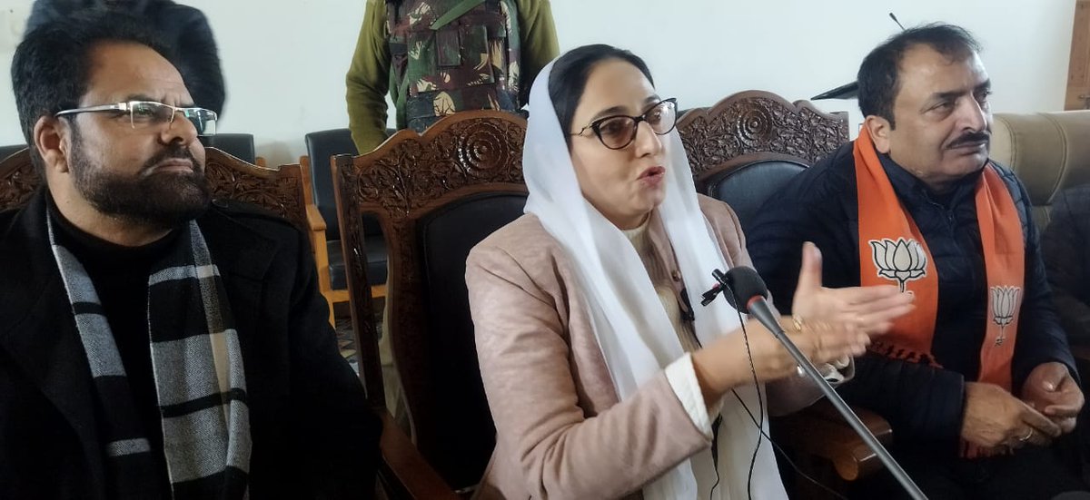 drdarakhshan's tweet photo. Press Conference at #Anantnag today:"New delimitation draft proposal is to create political equality between two regions of UT". 
@bjpwithkashmir @BJP4JnK @ImRavinderRaina @AshokKoul59 @blsanthosh @tarunchughbjp @ashishsood_bjp @BJPJammuKashmir @JPNadda @BJPJammuPoonch https://t.co/QL8PuHxGIb