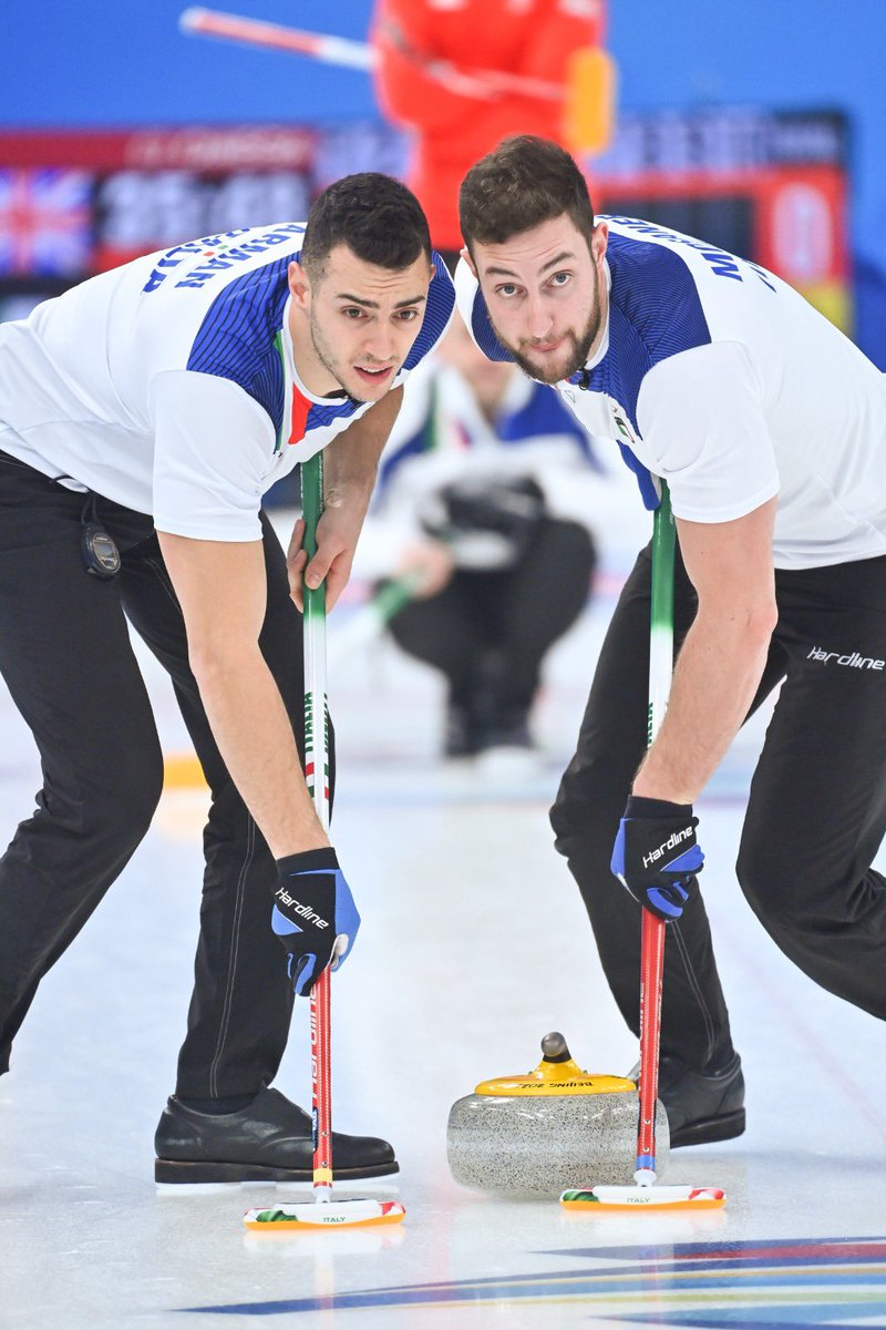 Oleeeeeee! 🥳🥌🇮🇹

La nazionale maschile di #curling supera la Svizzera in rimonta 8-4 e centra la prima vittoria nel torneo olimpico di #Beijing2022!

#ItaliaTeam <a href="/fisg_it/">FISG</a>