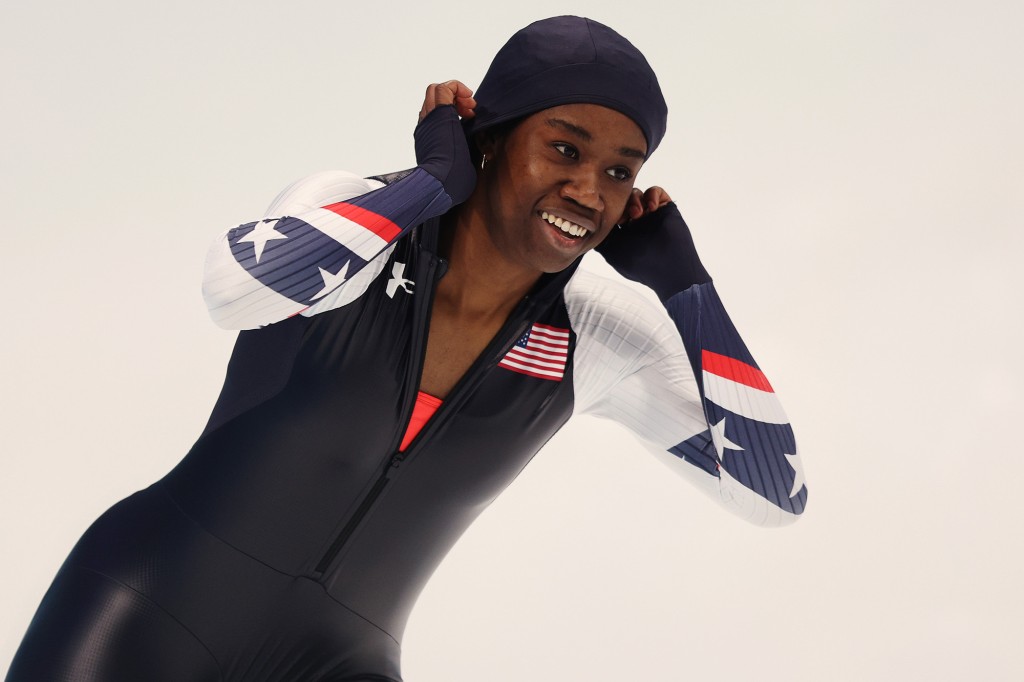 nypost's tweet photo. American Erin Jackson wins 2022 Olympics speedskating gold with blazing run https://t.co/jxhAmPFdSu https://t.co/osIMNVeWcI
