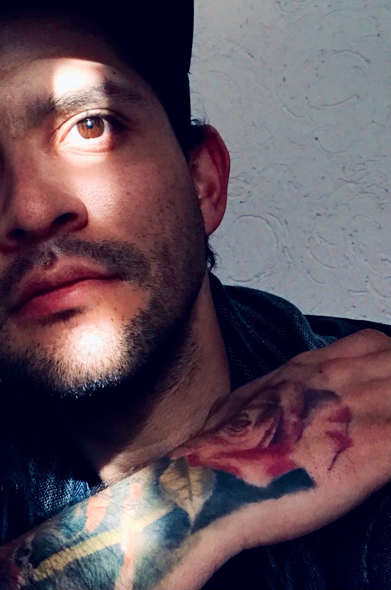 ErickEfso's tweet photo. Hello babes! #cutemornings #letthesungoesup #bearded #tattoo #tattooart https://t.co/A8EHDfSMZm