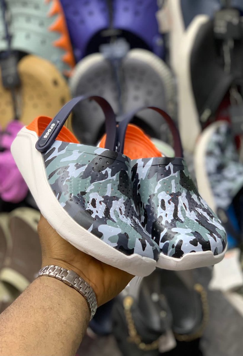 DailyDoze101's tweet photo. Need a Valentine gift idea?  I sell Authentic CROCs and they come several beautiful colors 😍🤩

Just WhatsApp 07026448434 or send a DM https://t.co/cqC6aDpKuN