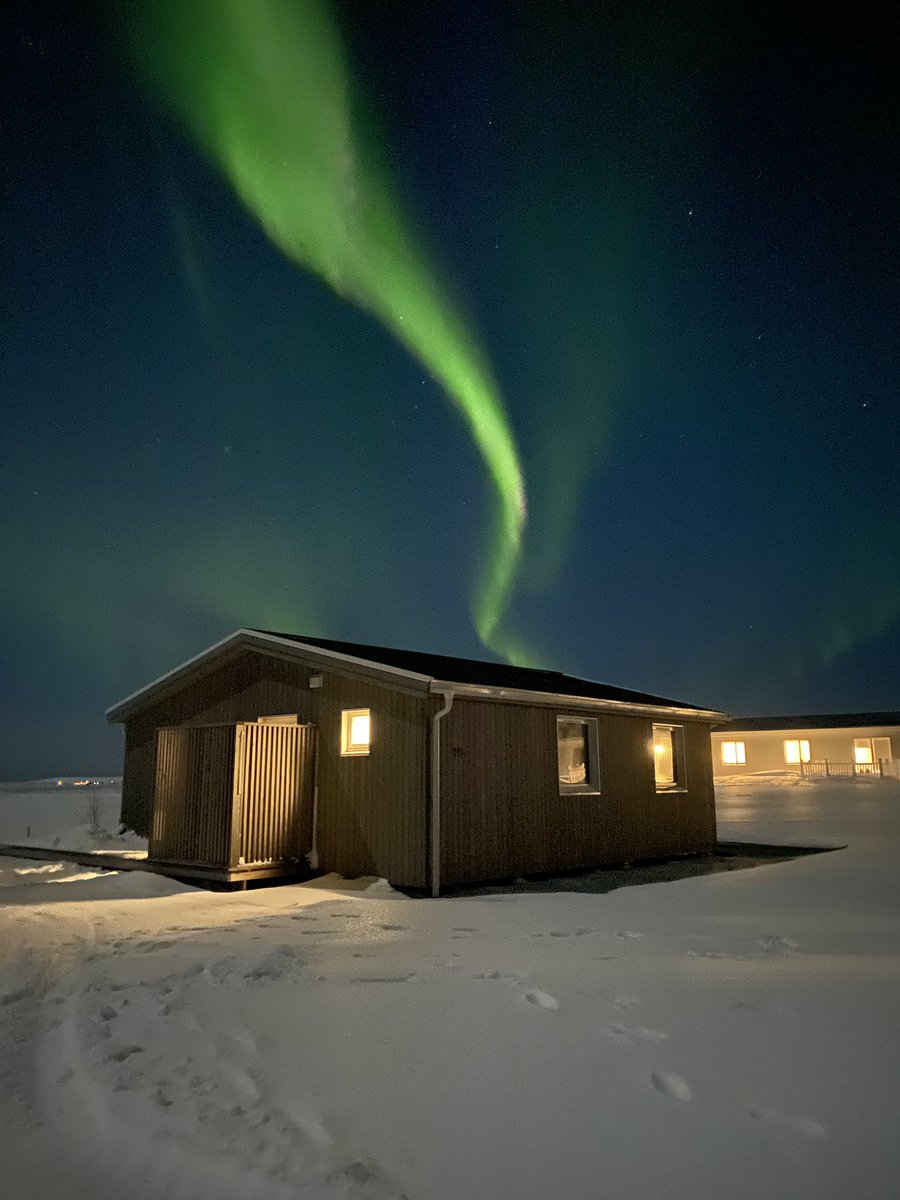 AsaSteinars's tweet photo. Live tweet from Iceland 😍

Shot on an iPhone. The lights are dancing right outside our cabin. https://t.co/o46Ys4RLK6