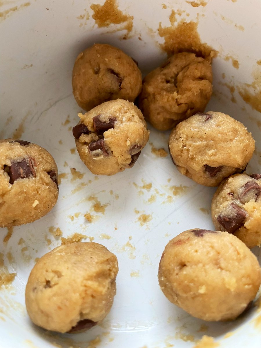 Also, I made edible cookie dough, thanks to <a href="/EmFontanella/">Emma Fontanella</a> for the recipe!!! It’s soooooooo good 😍

emmafontanella.com/edible-cooke-d…

#cookiedough