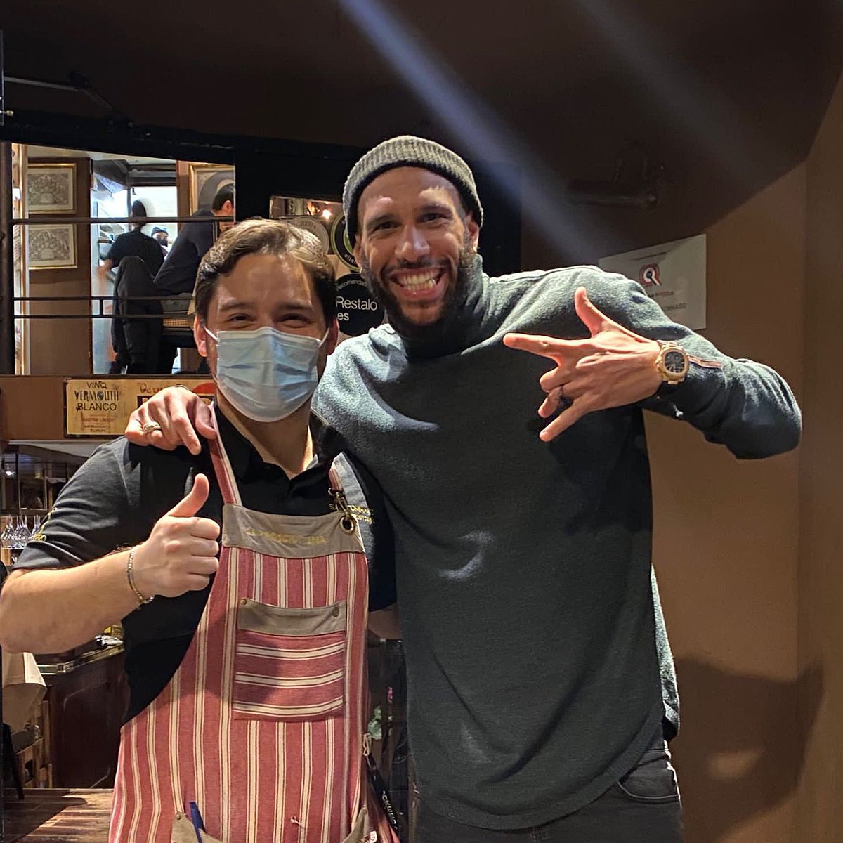 Gracias por la visita a Etien Capoue, mediocentro del @villarrealcf y ex Watford y Tottenham.
¡Un placer recibirte en San Tommaso!
#santommaso #restaurante #italia #valencia #españa #pizzeria #futbol #pastalovers #famous #pizzalovers #instafood #likeforlike #pizza #pasta #vino