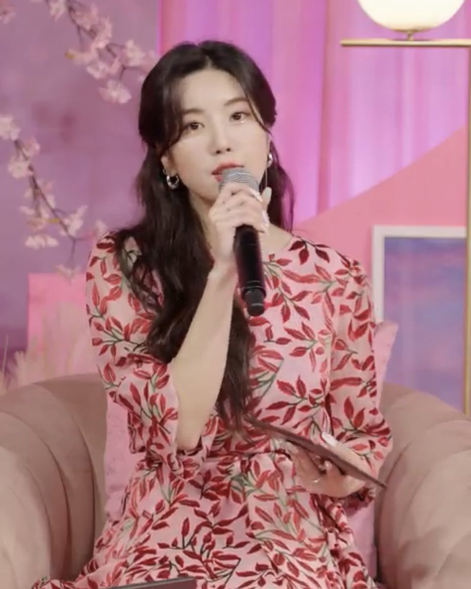 kwoneb_capture's tweet photo. 너무 이뻐요 쌤 ㅠ https://t.co/G8PH8xLP9f