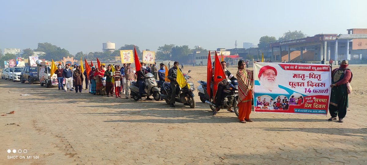 AshramKolkata's tweet photo. Sant Shri Asharamji Bapu द्वारा प्रेरित ऐतिहासिक पर्व १४ फरवरी #मातृ_पितृ_पूजन_दिवस निमित्त गाजियाबाद रामलीला मैदान से निकाली गयी भव्य संकीर्तन यात्रा l वर्तमान समय में भारतभर के विभिन्न जिलों व तहसीलों में भव्यता का साथ यह पर्व मनाया जा रहा है l
#14FebParentsWorshipDay
#PWDay https://t.co/lq8OJ2MYzO