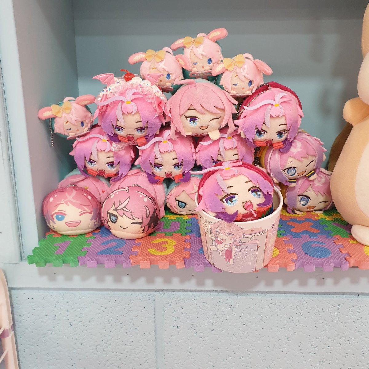 hypmic_yanyan's tweet photo. 🍭라무다 생카 후기 🍭
카페 내부가 라무다로 가득 엄청 이쁘고 귀엽게 꾸며져 있었어요!!🥰 라무다 모찌 누이 뱃지 오비츠 등등 핑크핑크한 굿즈가 많아서 탐이난다 😆 만났던 트친분들 모두 반가웠습니다!! 주최진분들이랑 카페측 모두 수고하셨습니다!!
#생일까지_사탕은_충분해
#HAPPY_RAMUDA_DAY https://t.co/dNXuavF8Zh