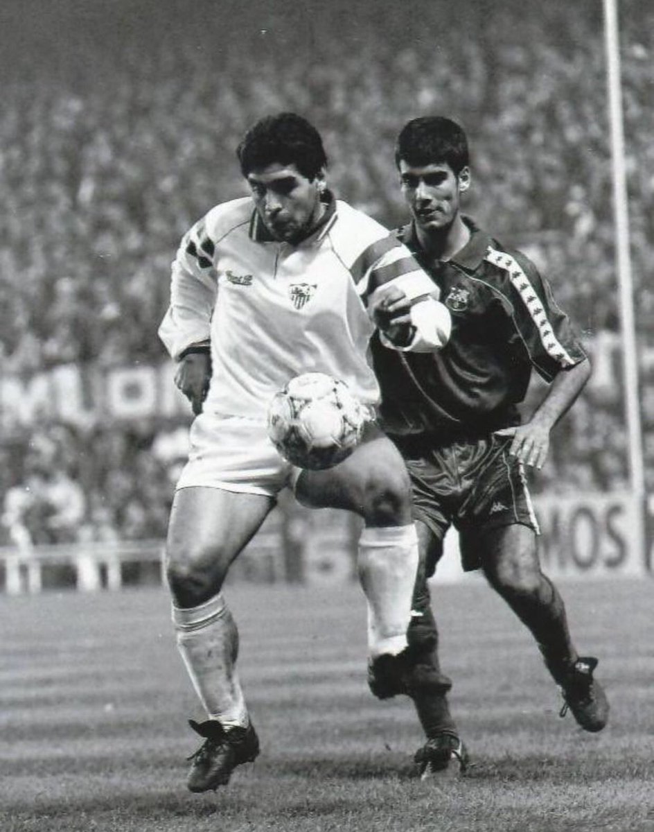 MaradonaPICS's tweet photo. miren quién marca a Diego https://t.co/GahXCVZxxx