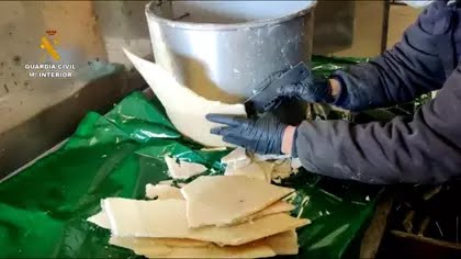 MqGuardiaCivil's tweet photo. No, no... todavía no nos vamos a comer!
Guardia Civil interviene en Herrera del Duque (#Badajoz) una #ollaexpress que contenía ocultos 3kg de #cocaína, procedente de #Chile.
La droga se hallaba en un doble fondo practicado en las paredes interiores.
https://t.co/K6UFvV7Hu6 https://t.co/VMKWpvqbdq