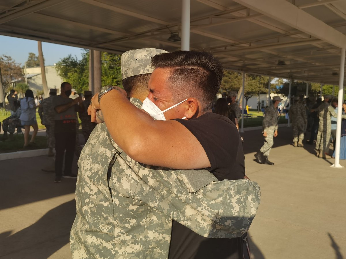 AHORA - La #EE recibe a padres, familiares y seres queridos para compartir con los Alumnos Reclutas, luego de su ingreso al Instituto a fines de enero pasado.
#AlasCienciayPrecisión #CóndoresdeAlmadeAcero