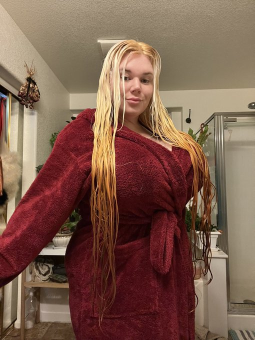 Applause for the hair please. https://t.co/rAM2hq69T4