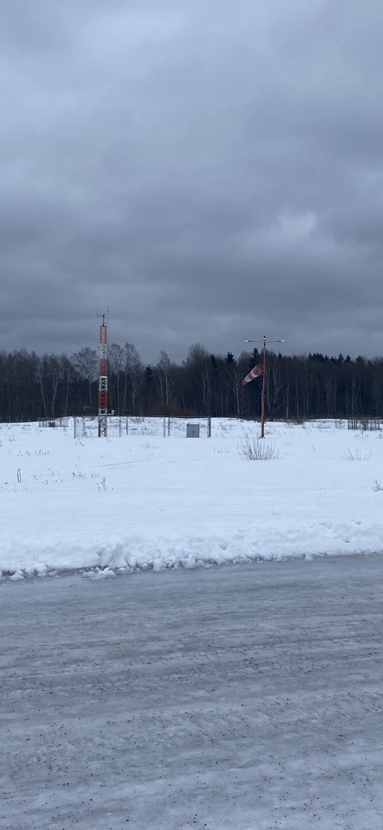 JaniKarkkainen's tweet photo. Ei ollut lentokeli vaikka kentällä oltiinkin.
Mielummin katselisin lentokoneita malmilla kun kentällä hiihtelisin tai luistelisin.
#savemalmi https://t.co/XCFZUyKen5