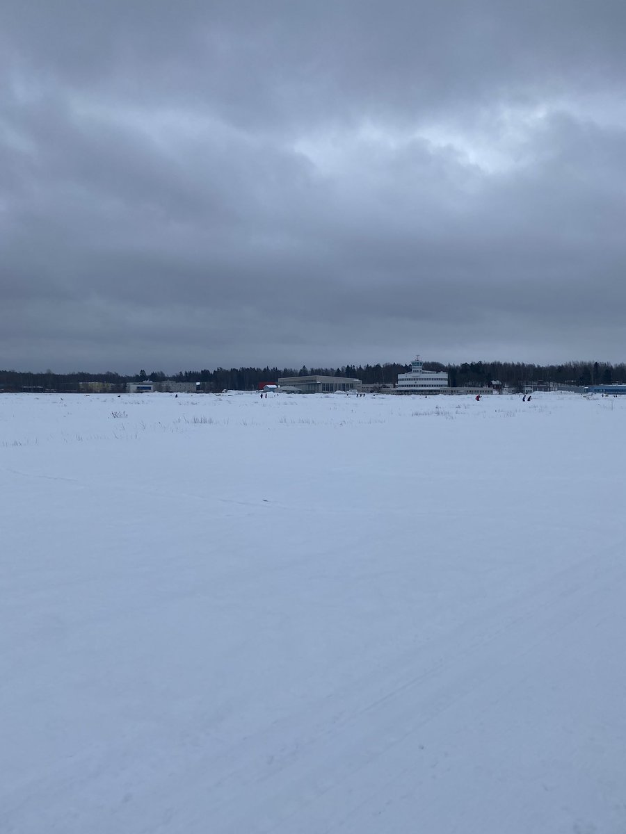 JaniKarkkainen's tweet photo. Ei ollut lentokeli vaikka kentällä oltiinkin.
Mielummin katselisin lentokoneita malmilla kun kentällä hiihtelisin tai luistelisin.
#savemalmi https://t.co/XCFZUyKen5