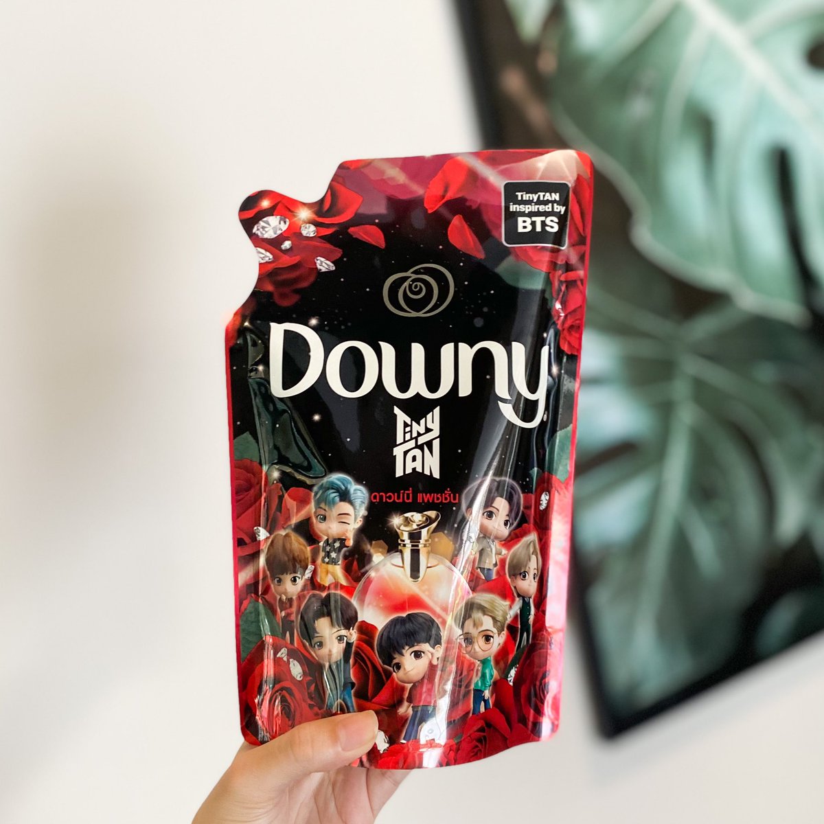 siwarintira's tweet photo. ยืนหนึ่งมากกก Downy กลิ่นนี้มีติดห้องตลอด แล้วอันนี้เป็น TinyTAN|Downy Special Edition หอมติดทนด้วย รุ่นนี้รุ่นพิเศษเตรียมสะสมเลย โปรวาเลนไทน์ที่ 14 นี้ที่ @ShopeeTH เลย แถมของขวัญสุดน่ารัก เที่ยงคืน-ตีสองเท่านั้น https://t.co/mxOexzyxPi #DownyTHComeback #TinyTAN https://t.co/Ojvd0ZFe0A