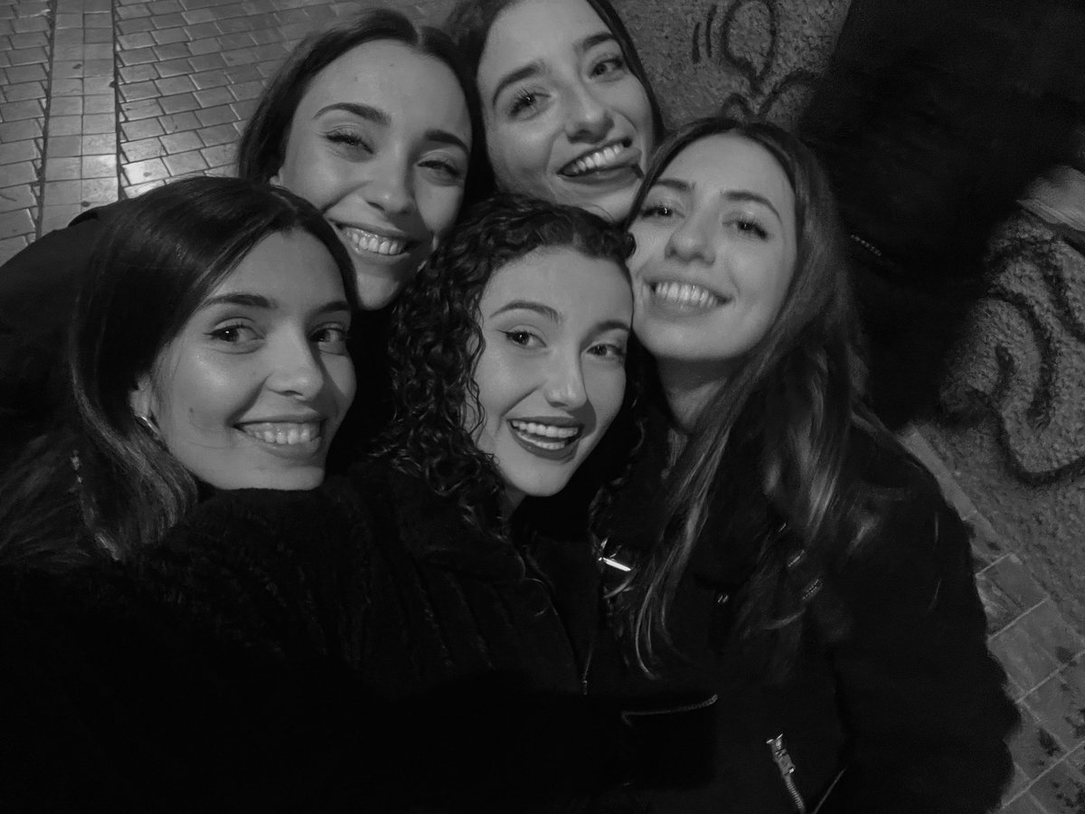 rosaniyajudoka's tweet photo. La única foto que tenemos del finde, horrible pero en fin estar las 5 en málaga smp es mi plan fav🥺💗 https://t.co/mbvzq8qw8u