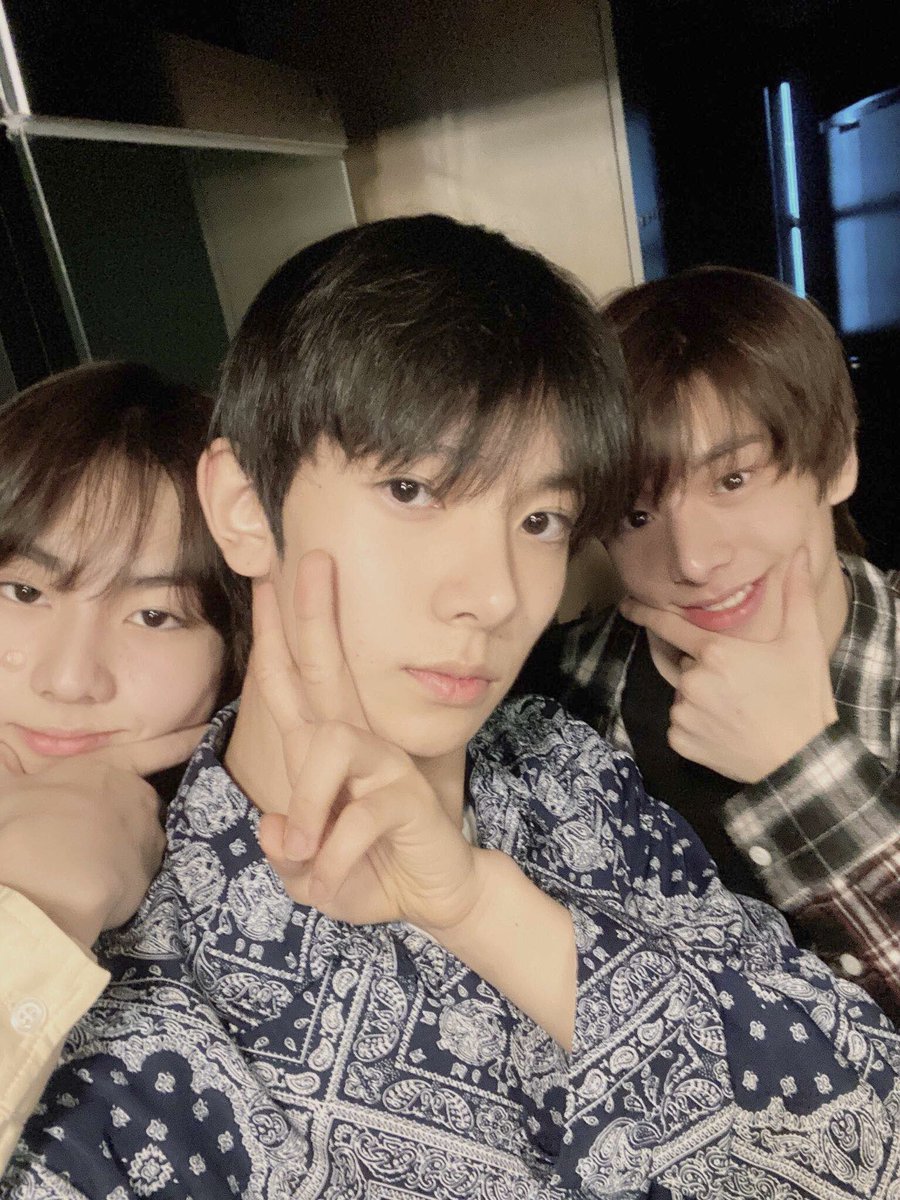 simjake's tweet photo. ㅤ
Right as I saw Heeseung hyung took a couple of selfies, I quickly finished my meal and ran to him! Along with Jay, Jungwon, and Sunoo, we ruined his masterpiece selfie into a we-fie, aha! The meal that we had was amazing and now we’re seven boys with full, happy tummies.
ㅤ https://t.co/2CqntJJfm1
