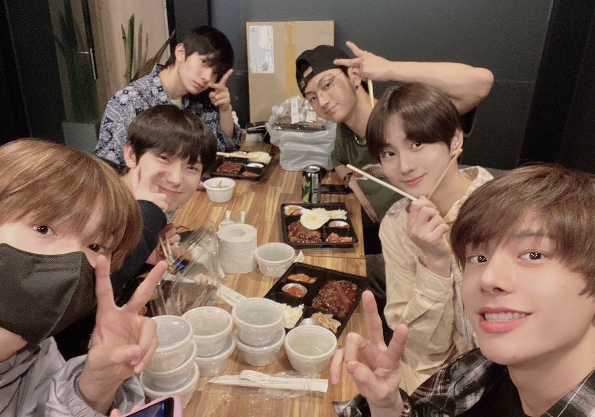 simjake's tweet photo. ㅤ
And what’s better than having a lunch date with your brothers? Earthlings, what did you have for lunch? We went out earlier and had so many for our hungry tummies. Happy meals, happy moods! Don’t you think so? Aha.

PS: Sunghoon is nowhere to be seen. Hmm. 🔍👀
ㅤ https://t.co/3FsebbkJul