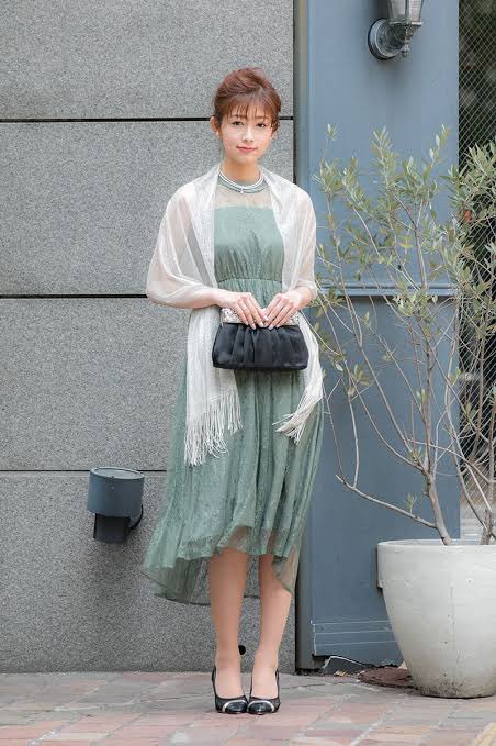 うさこ 結婚式のボレロとか羽衣 ストール まじダサすぎる モデルがよくてもこれなので一般人は絶対やめたほうがいいと思ってます あと3枚目みたいな布が寄せてある靴もまじでダサい 妹が私の結婚式に着てくるドレス選んでるんだけどこれだけはやめなって