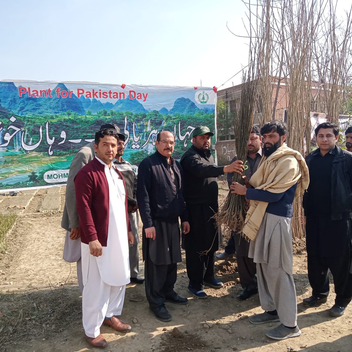 FEWDKPGovt's tweet image. Naveed Ahmad, newly elected chairman lower Mohmand distributed free plants among the local community under #10BTTP and inaugurated #SpringPlantation in District Mohmand