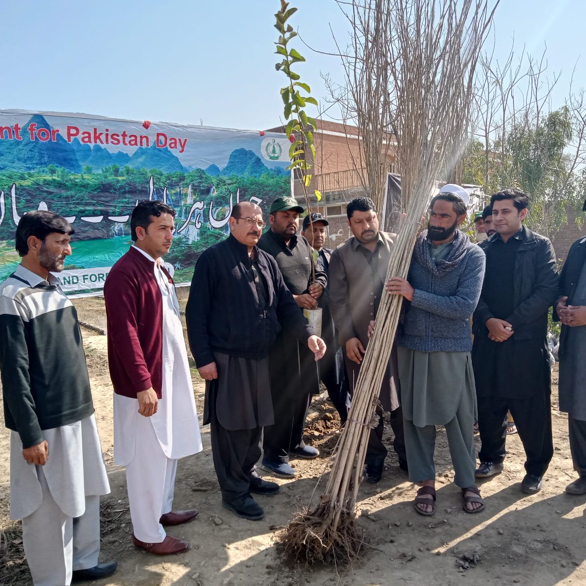FEWDKPGovt's tweet image. Naveed Ahmad, newly elected chairman lower Mohmand distributed free plants among the local community under #10BTTP and inaugurated #SpringPlantation in District Mohmand
