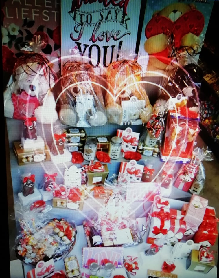 Nog een last minute cadeau nodig voor je Valentijn? We hebben nog leuke dingen en wenskaarten te koop.