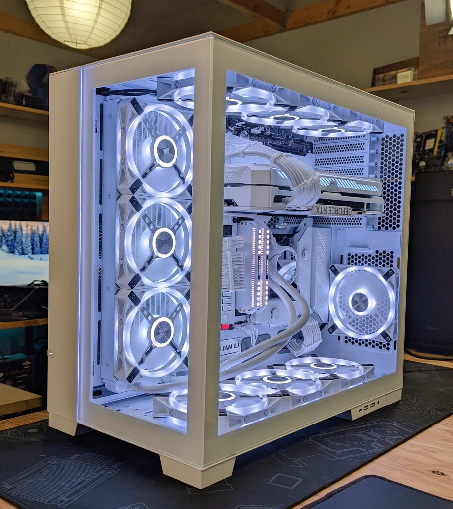 LIAN LI Global on X: PC builds don't get any whiter than this ❄️ Reverse  O11D EVO build by @paulhardware  / X