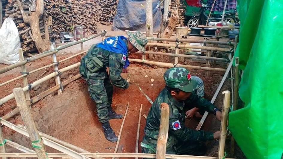 Photos here mention how the comrades from #Demawso-PDF battalion B helped an IDP camp in that township. They gave free haircuts, prepared meals and contributed labour in digging bomb shelters.

There's no wonder why the public love them!

#2022Feb13Coup 
#WhatsHappeningInMyanmar