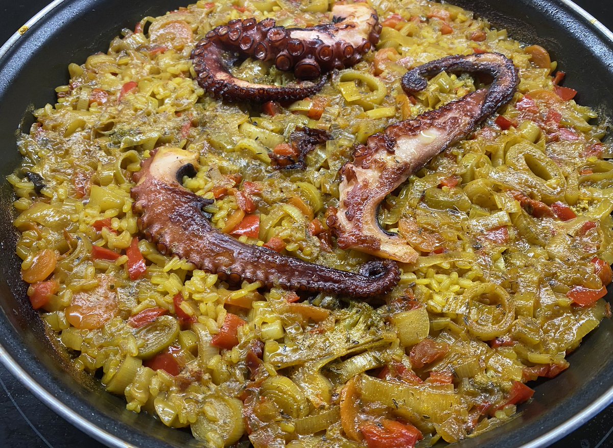 vic_pallares's tweet photo. #LaPaellaDeLosDomingos

Ni la era pandémica evita disfrutar de nuestra 🥘.
Hoy un #arrozdelahuerta con #pulpo, para dos!!.
Maridaje🍷: Vino de #IGPCastelló, “La Perdición” @coopviver, una excelente relación c/p.
@capac11s @vpallaresb1 @carloscp9 https://t.co/0so76Fhp46