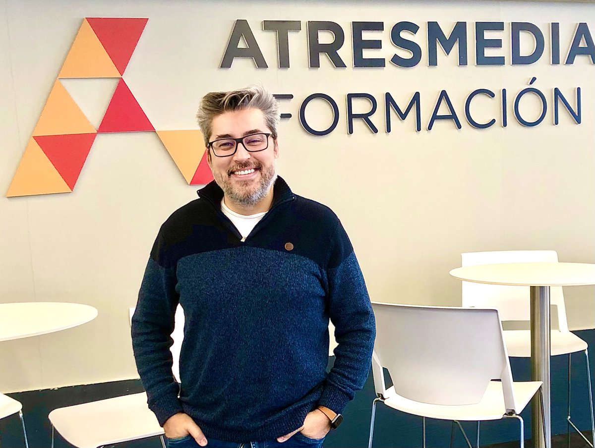 JuanmaPuntoCom's tweet photo. #DiaMundialDeLaRadio 35 años en ella. Ahora, también, contribuyendo a que no se extinga la llama dando clases de radio en Atresmedia @atresFormacion https://t.co/vveOCInA4L