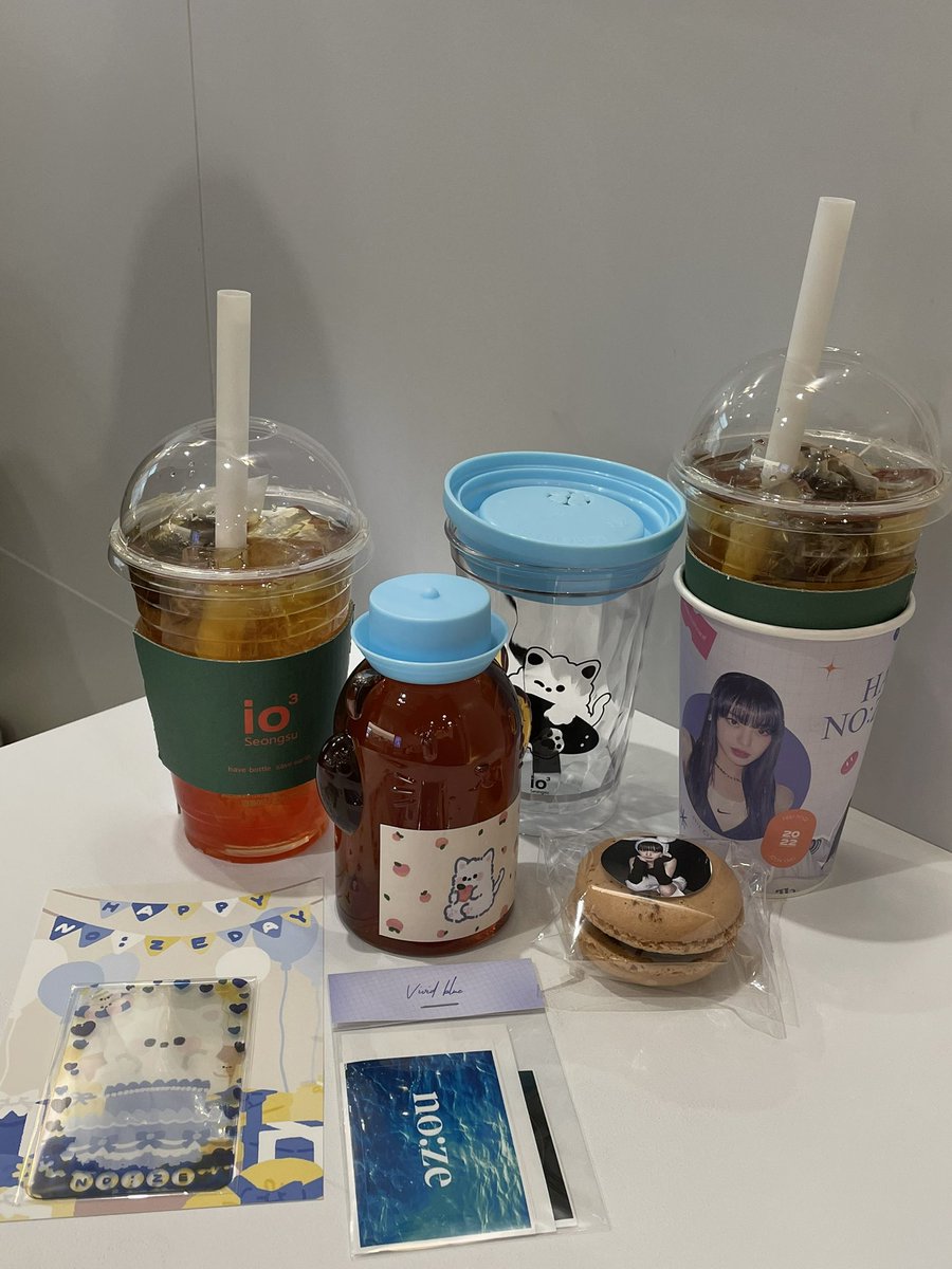 heejeworld's tweet photo. 완전 끝나기 직전에 겨우 도착 ㅜㅜ 음료를 주문하고 보니 특전 음료가 따로 있었다 .,. 그래도 보틀로 판매하셔서 집 가서 마셔야지 진짜 노제여보 생일 끝. 다음에 또 만나
#이번_겨울은_노제와_함께 https://t.co/MnqCg1DWP6