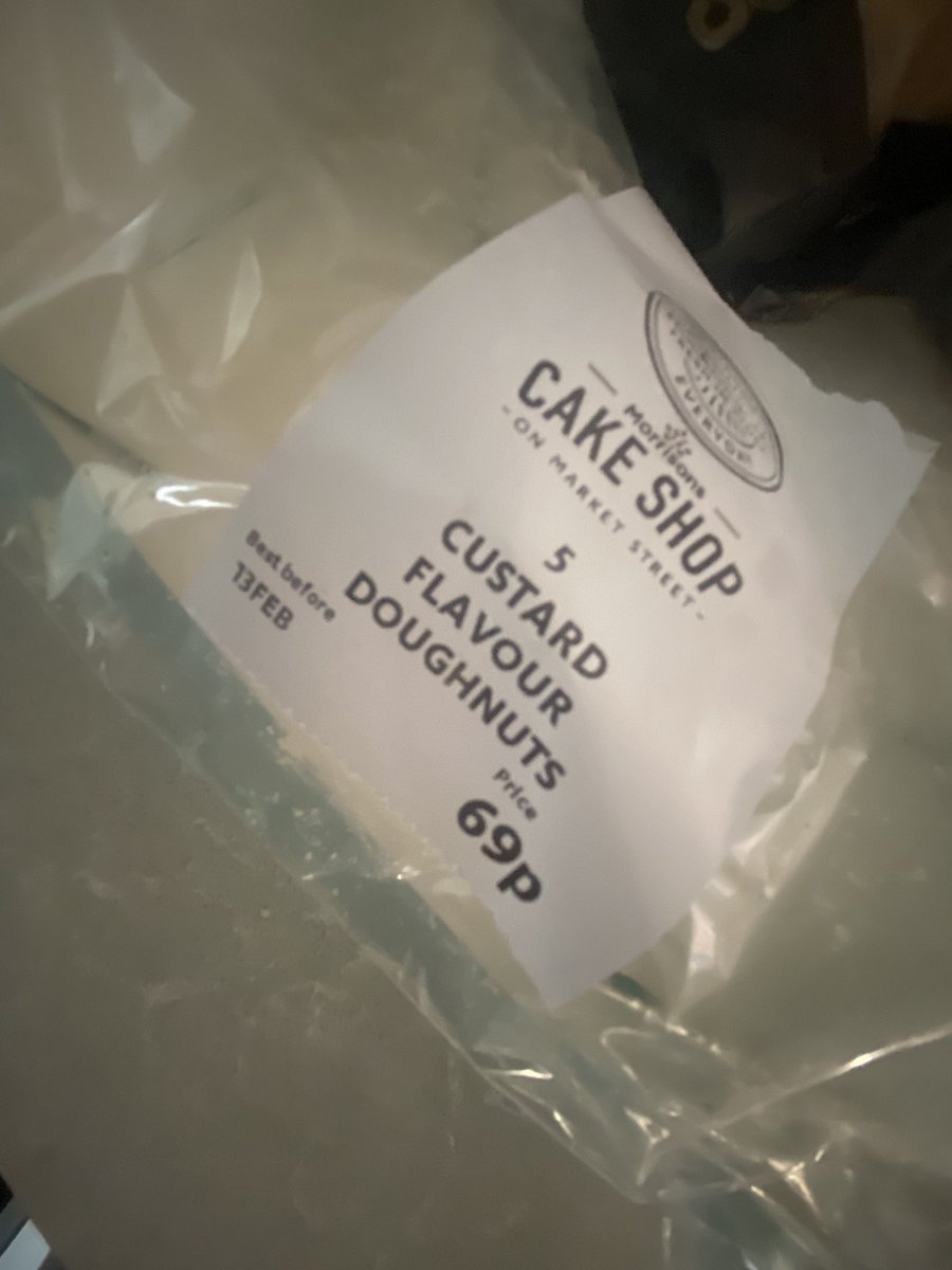 Mamma_Ink's tweet photo. Thanks @Morrisons Thornton Cleveleys for the custard donuts…. Only out of a pack of 5 - this was the only one with a very tiny amount of custard inside 🤨 #custarddonutswithoutthecustard #artofdisappointment https://t.co/z1NWm4REap