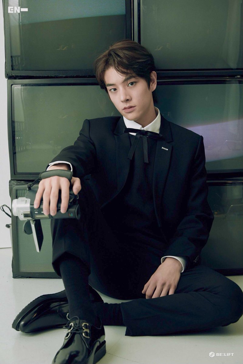 simjake's tweet photo. ㅤ
Originated from the Southern Hemisphere of the Earth, the second oldest of 𝐄𝐍𝐇𝐘𝐏𝐄𝐍’s 02 clan has successfully managed his way to steal millions of eyes that have been following his journey behind the screens and lenses since the very beginning.

Code name: 𝐉𝐀𝐊𝐄.
ㅤ https://t.co/EyXpzzjatX