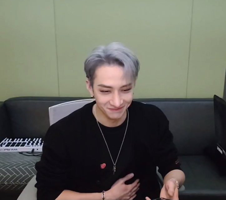 nwhrue's tweet photo. chan’s hair makes him look a lot more like wolfchan now 😭😭😭 https://t.co/z3mQ1bDDIx