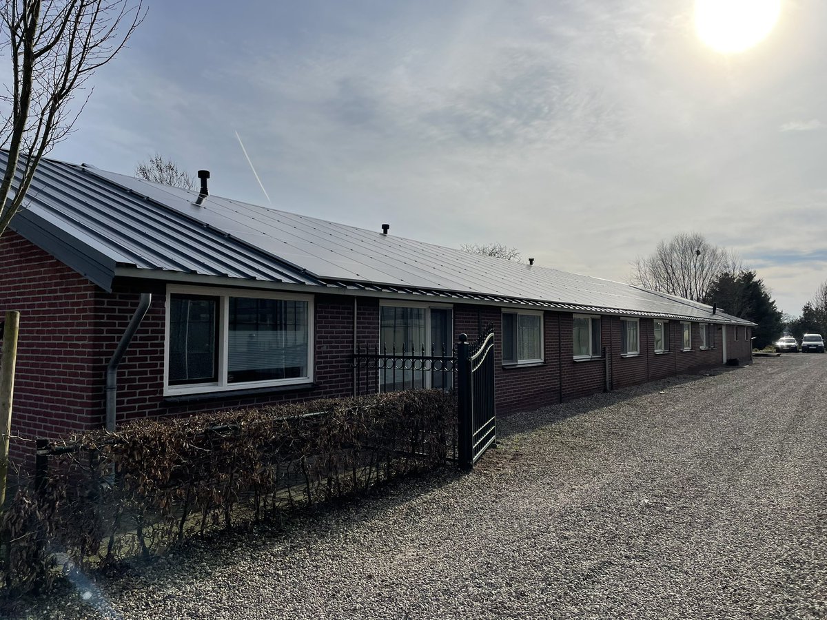 De eerste daken voorzien met zonnepanelen bij <a href="/tebozAsperge/">TEBOZA</a> te Helden. #laatdezonmaarschijnen