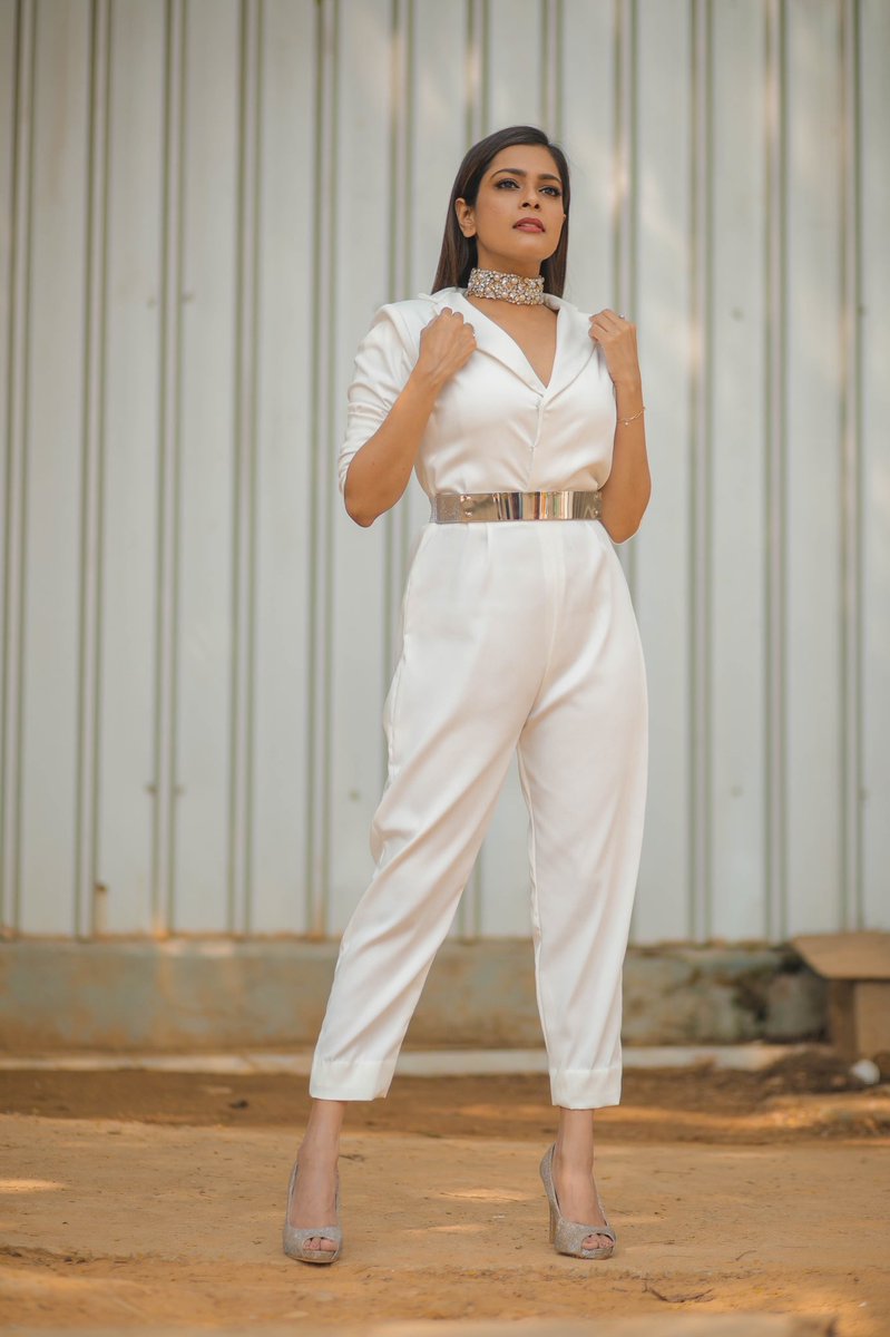 KikiVijay's tweet photo. White &amp; gold one of my fav combo🤍
For #Juniorsuperstars every Saturday &amp; Sunday 6.30pm @ZeeTamil https://t.co/I7wdz3qlzA