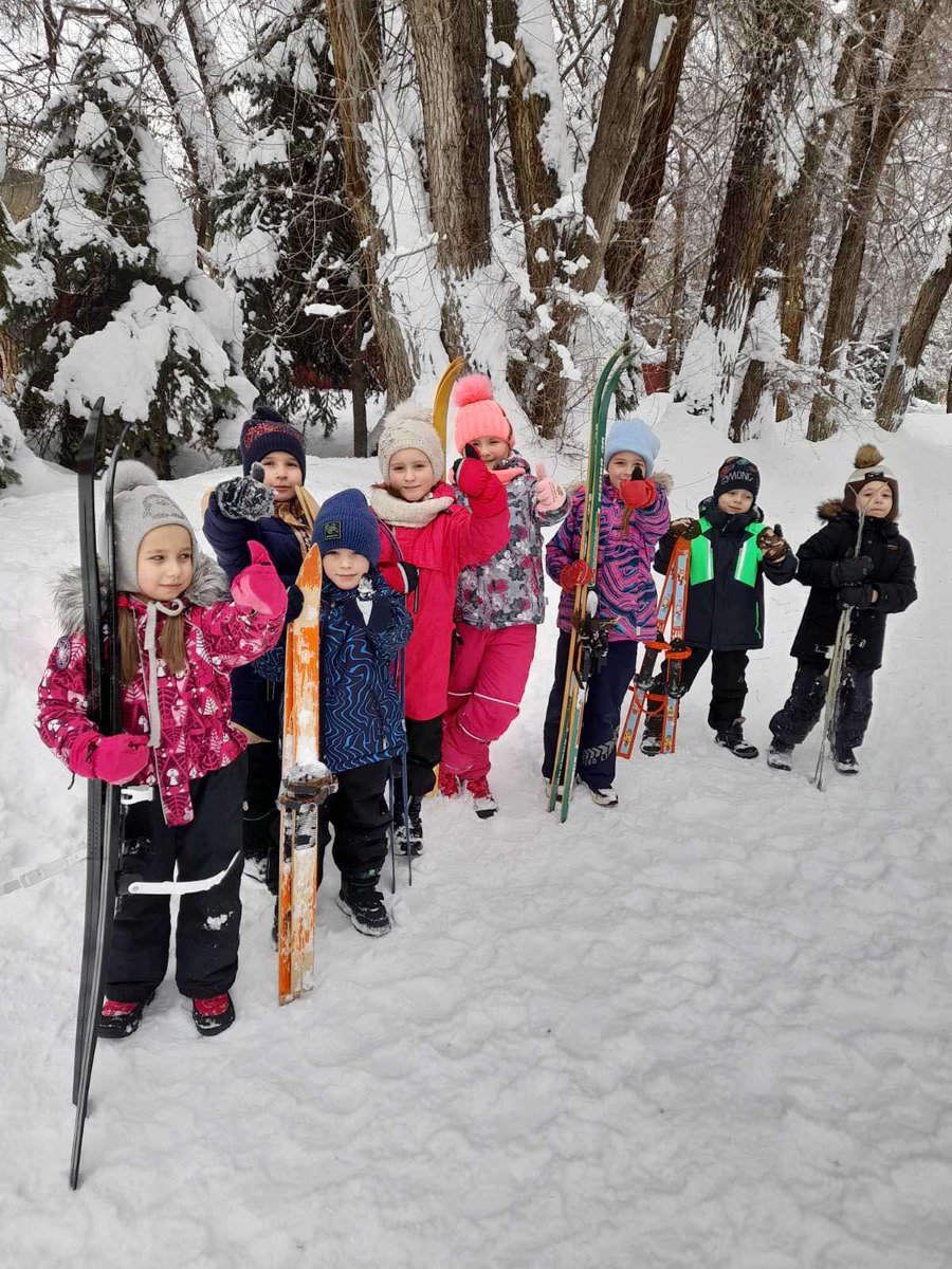 В рамках национального проекта "Демография" программы "Здоровый ребёнок". Инструктор по физической культуре, Воронина Н. М., формирует стойкий интерес к зимним  видам спорта.🎿🛷⛸️