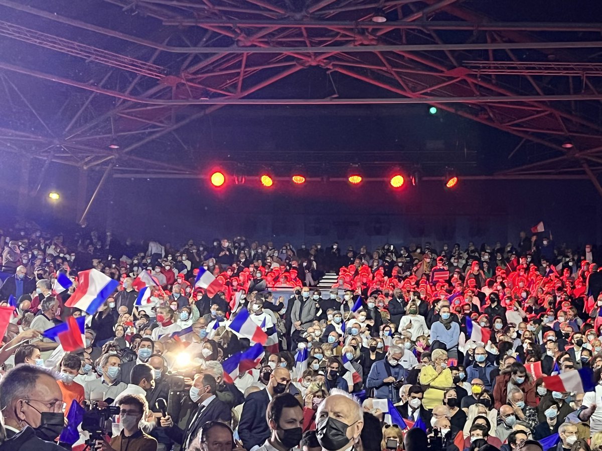 Chr_Ollivier's tweet photo. Le zénith est plein. Dj, bcp de jeunes: manifestement, l’équipe de campagne de Pécresse a voulu donner un coup de jeune aux meetings de droite #pecresse https://t.co/ipzyziZ3WN