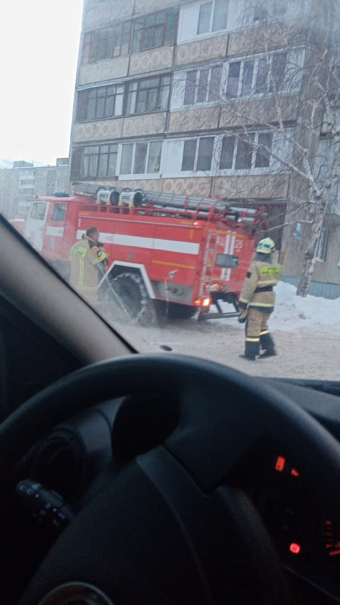 charly_cry's tweet photo. долго ехали на вызов, пациент уже трубку не брал 

по приезду - уснул с сигаретой, поджог сам себя и свою квартиру https://t.co/IUEVFz9mhD